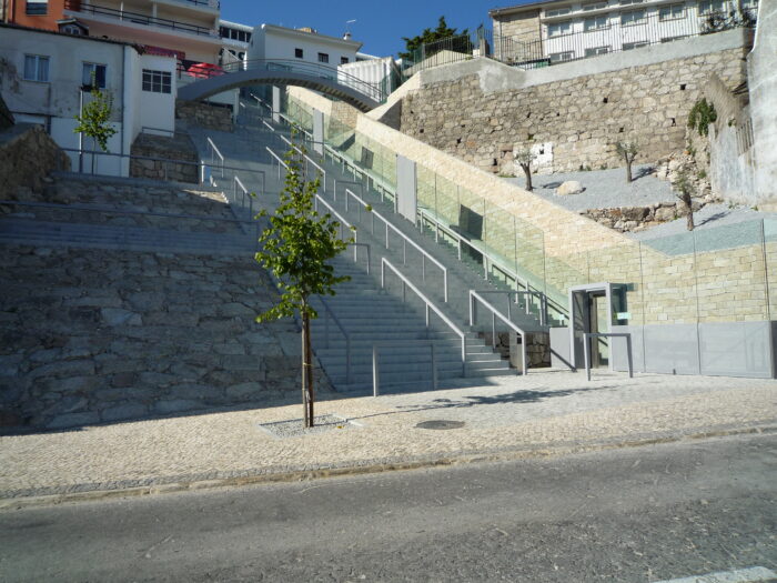 Walkway and elevator of Escadinhas de Santo André